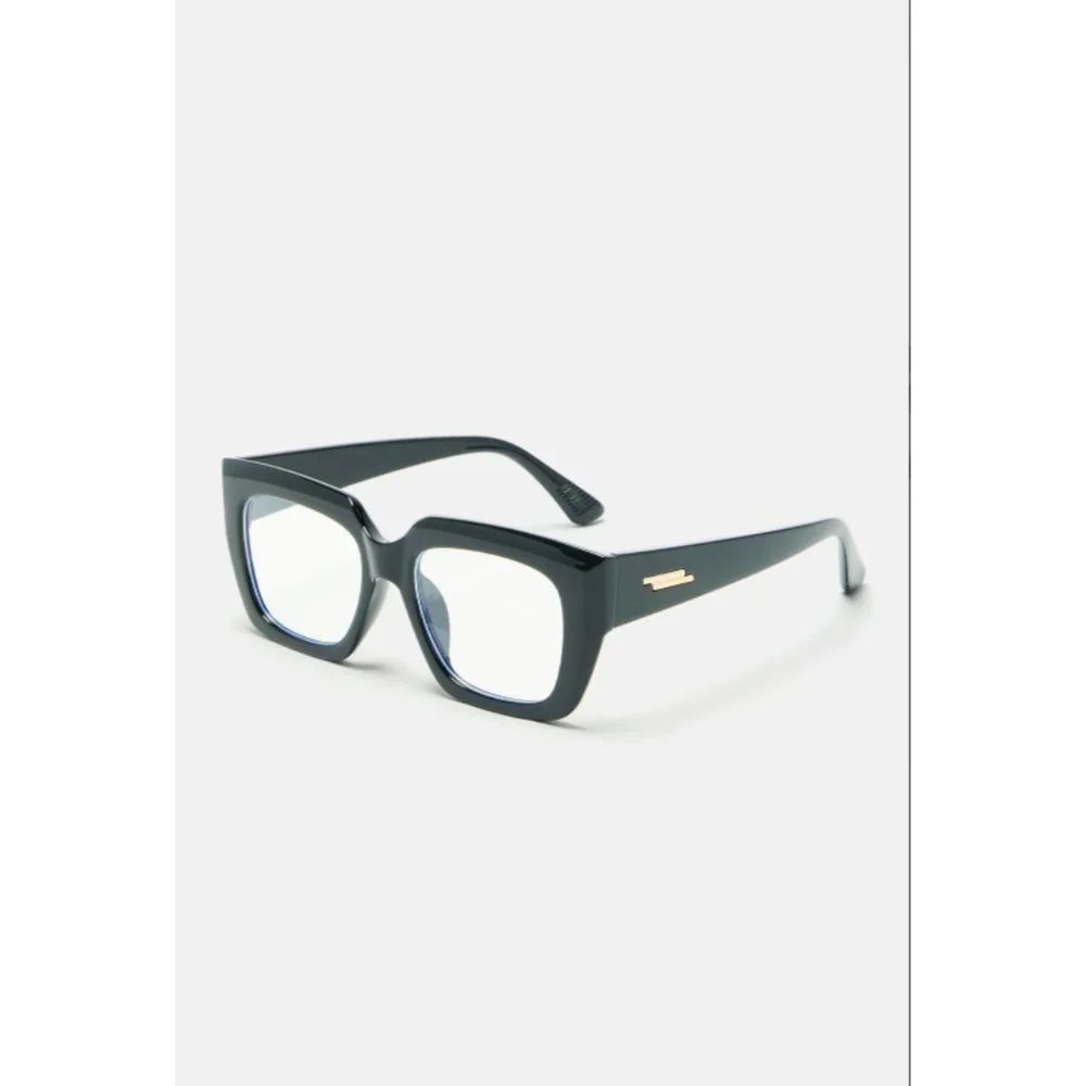 ๐ SOLD ๐ Stylish Black Square Sunglasses - Picture 3 of 3